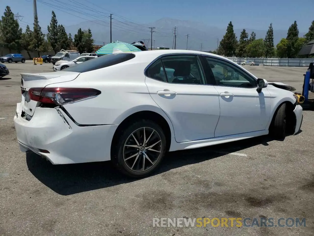 3 fotografías del automóvil dañado 4T1G11AK2PU821083 TOYOTA CAMRY 2023