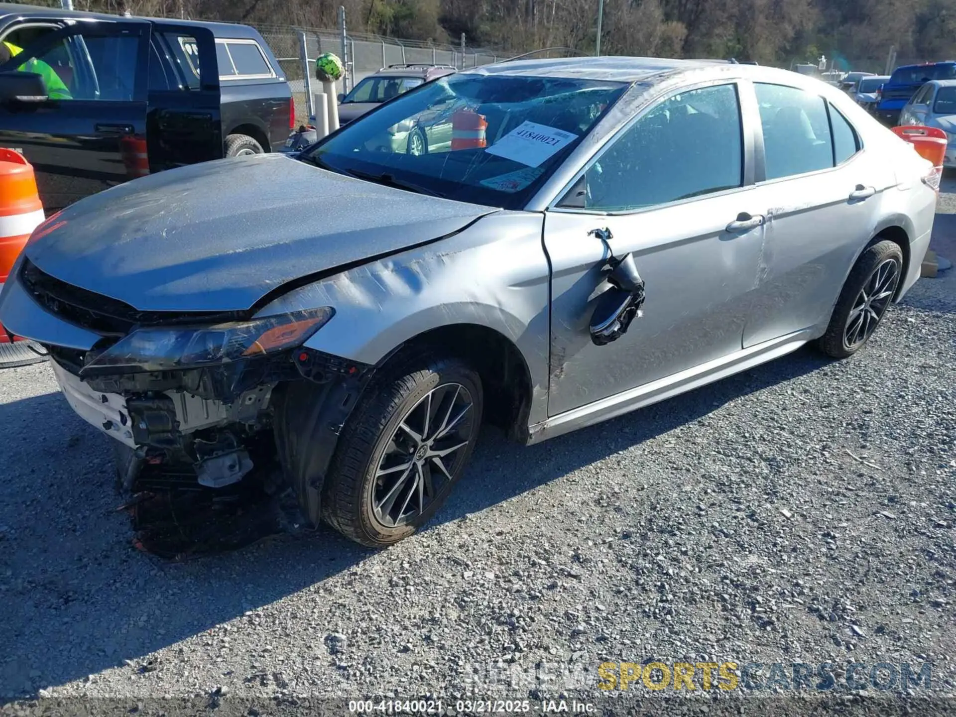 2 fotografías del automóvil dañado 4T1G11AK3PU720599 TOYOTA CAMRY 2023