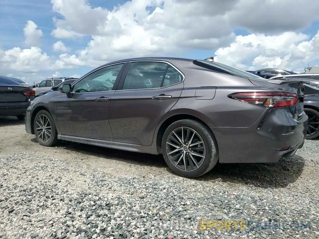 2 fotografías del automóvil dañado 4T1G11AK3PU740755 TOYOTA CAMRY 2023