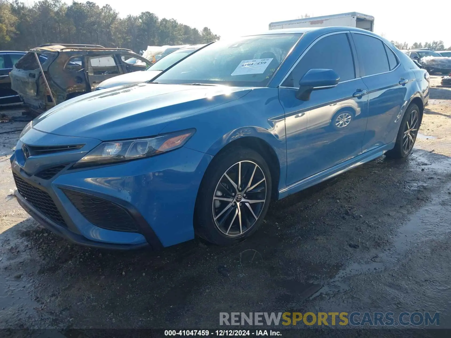 2 fotografías del automóvil dañado 4T1G11AK4PU134705 TOYOTA CAMRY 2023