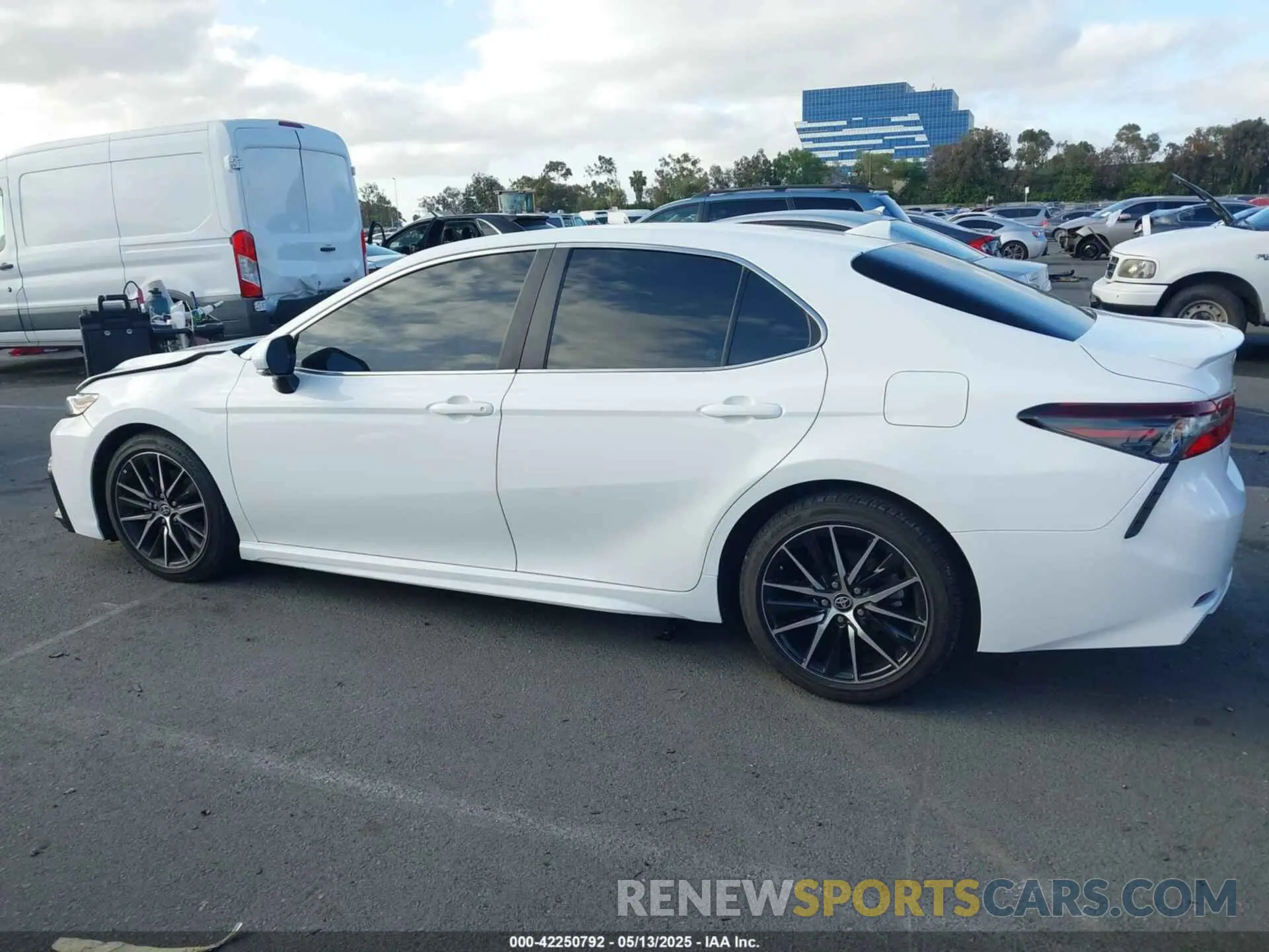 13 fotografías del automóvil dañado 4T1G11AK4PU148829 TOYOTA CAMRY 2023