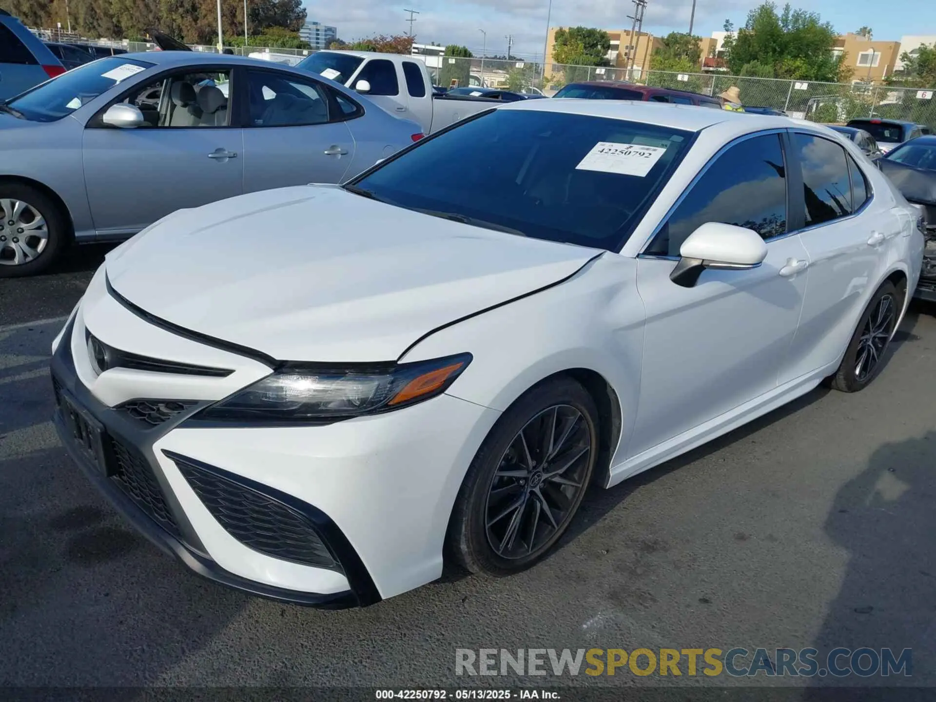 2 fotografías del automóvil dañado 4T1G11AK4PU148829 TOYOTA CAMRY 2023