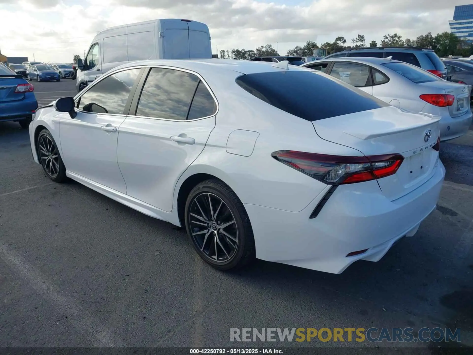 3 fotografías del automóvil dañado 4T1G11AK4PU148829 TOYOTA CAMRY 2023
