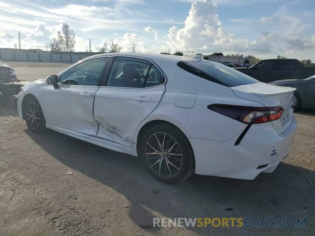 2 fotografías del automóvil dañado 4T1G11AK4PU810926 TOYOTA CAMRY 2023