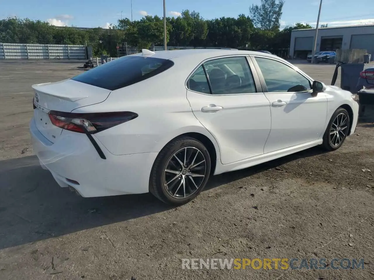 3 fotografías del automóvil dañado 4T1G11AK4PU810926 TOYOTA CAMRY 2023