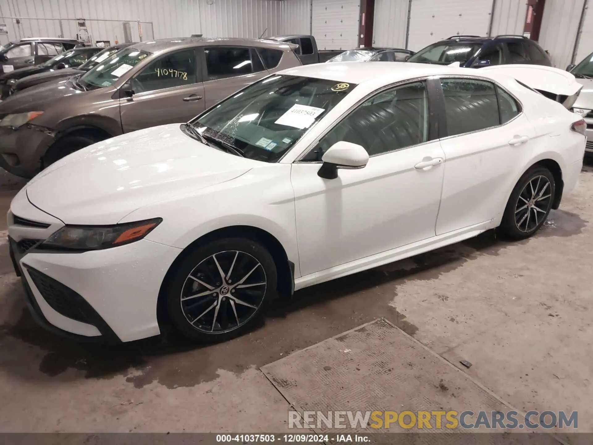 2 fotografías del automóvil dañado 4T1G11AK5PU744600 TOYOTA CAMRY 2023