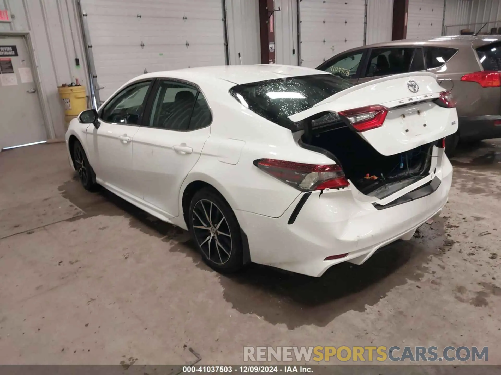 3 fotografías del automóvil dañado 4T1G11AK5PU744600 TOYOTA CAMRY 2023