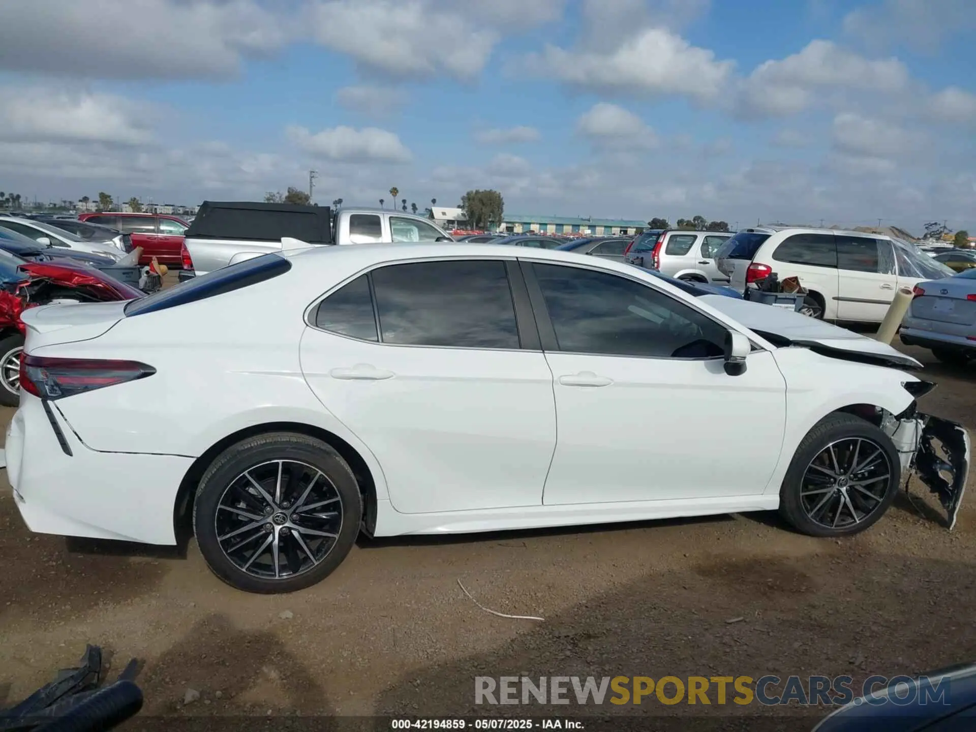 14 fotografías del automóvil dañado 4T1G11AK5PU764698 TOYOTA CAMRY 2023