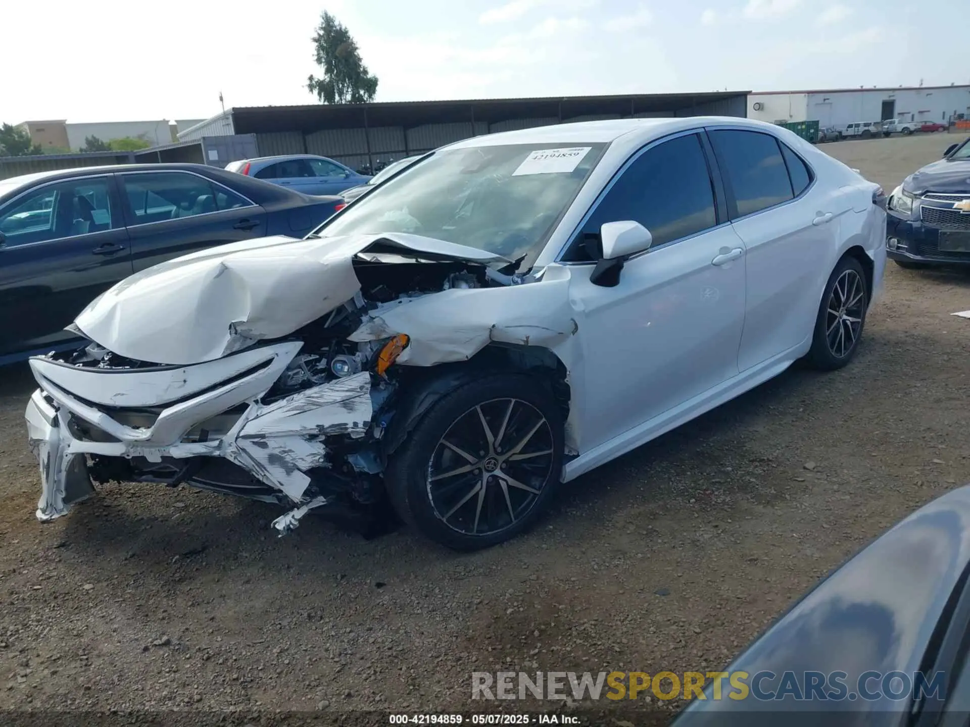 2 fotografías del automóvil dañado 4T1G11AK5PU764698 TOYOTA CAMRY 2023