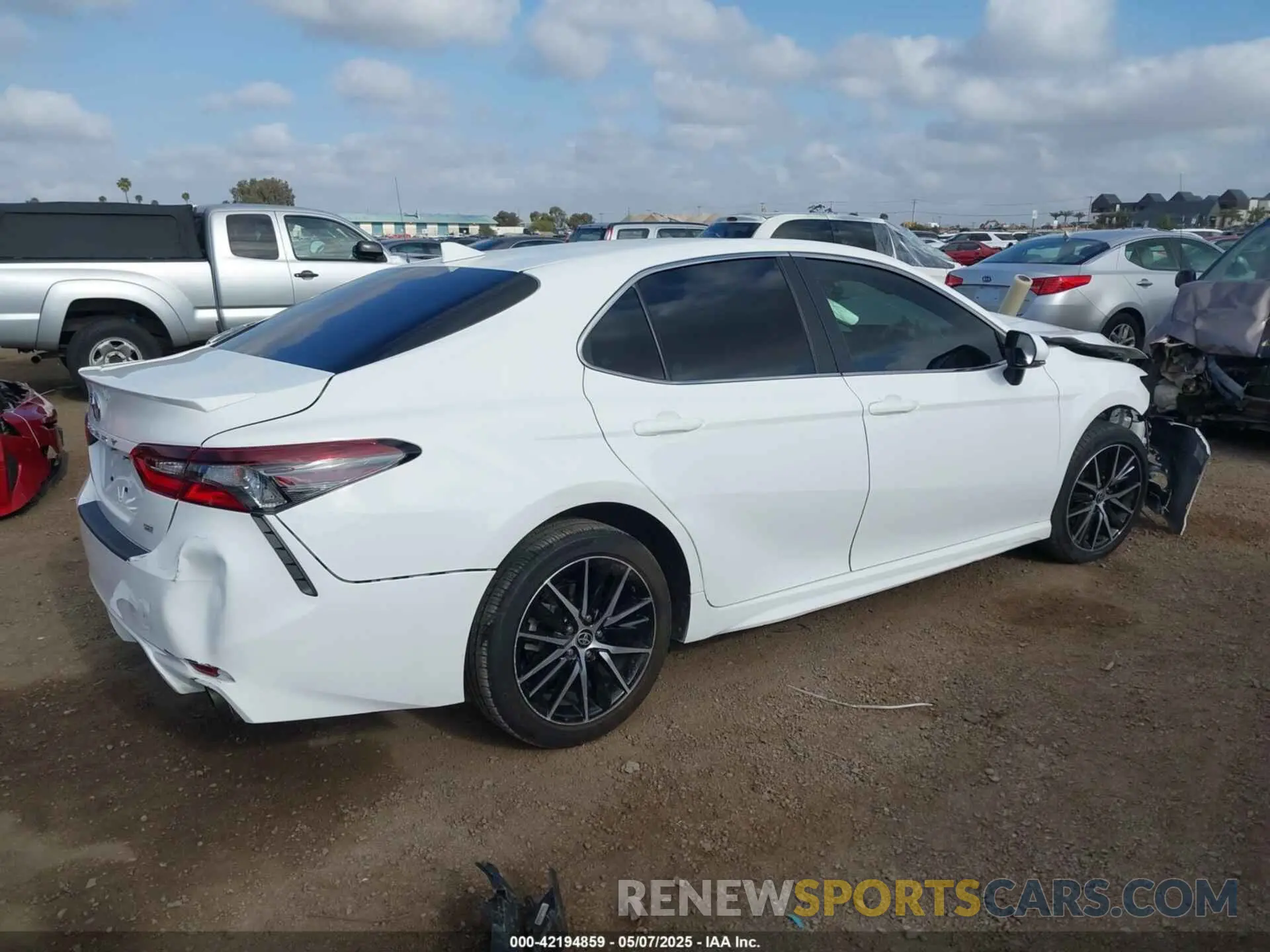 4 fotografías del automóvil dañado 4T1G11AK5PU764698 TOYOTA CAMRY 2023
