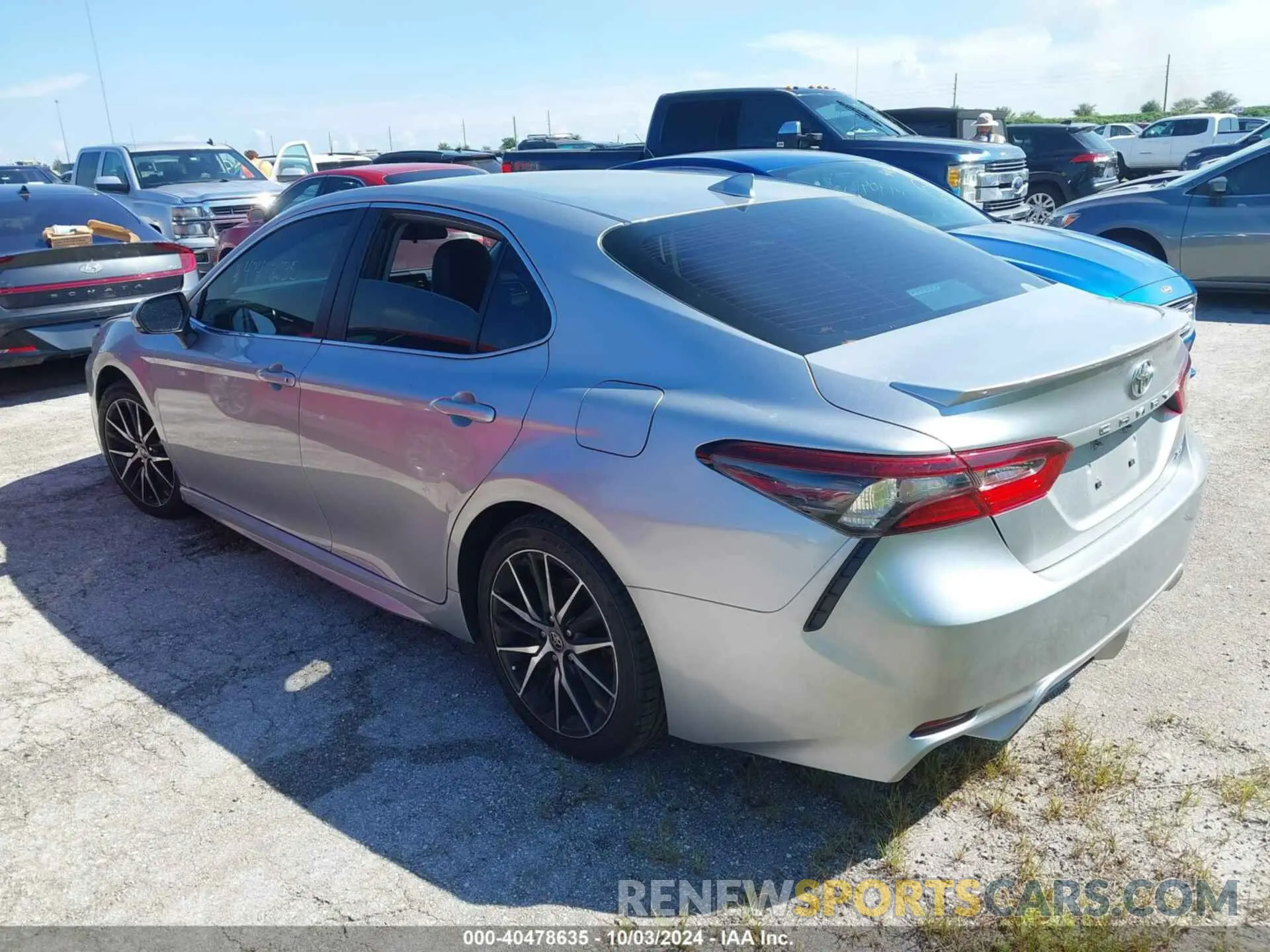 3 fotografías del automóvil dañado 4T1G11AK5PU767911 TOYOTA CAMRY 2023