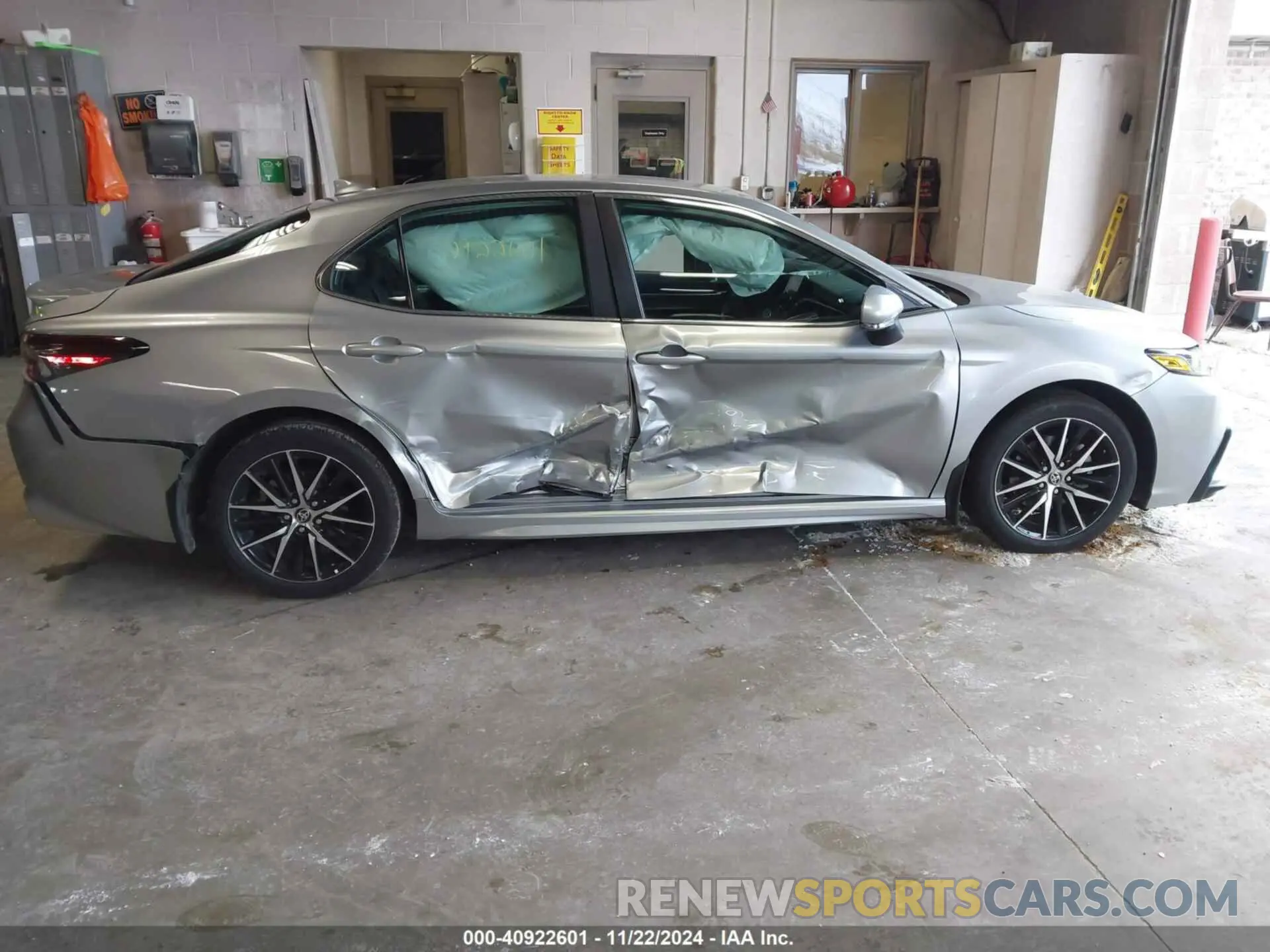 13 fotografías del automóvil dañado 4T1G11AK5PU779556 TOYOTA CAMRY 2023
