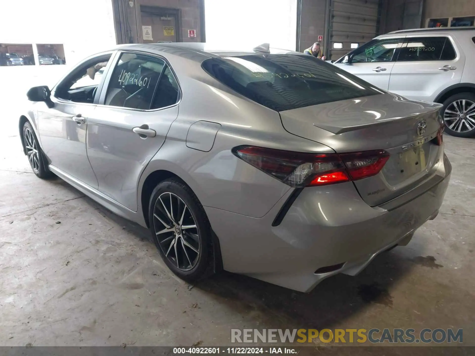 3 fotografías del automóvil dañado 4T1G11AK5PU779556 TOYOTA CAMRY 2023