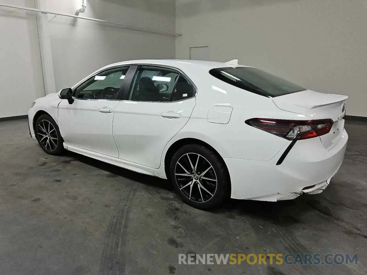 2 fotografías del automóvil dañado 4T1G11AK5PU831011 TOYOTA CAMRY 2023