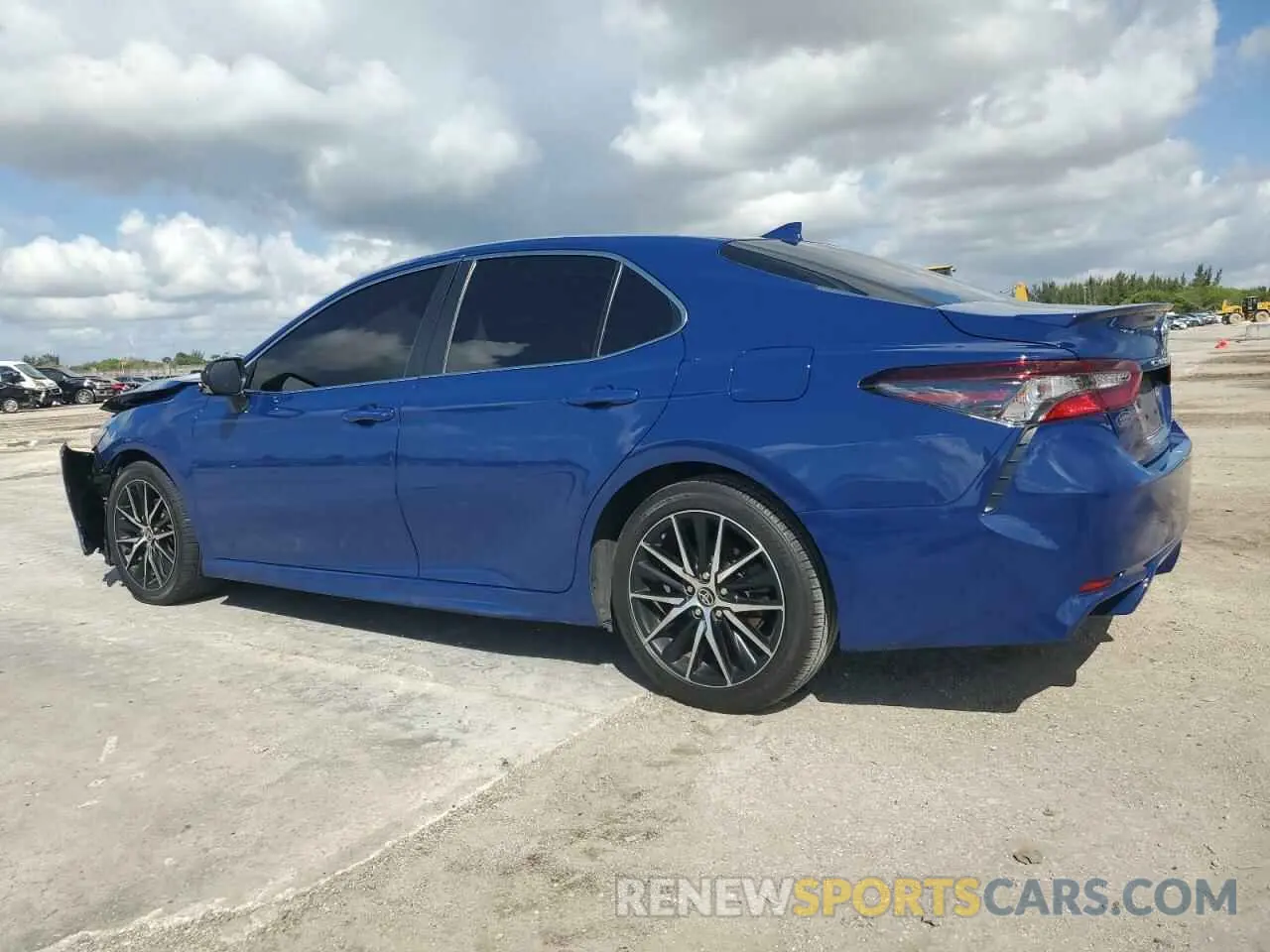 2 fotografías del automóvil dañado 4T1G11AK6PU134950 TOYOTA CAMRY 2023