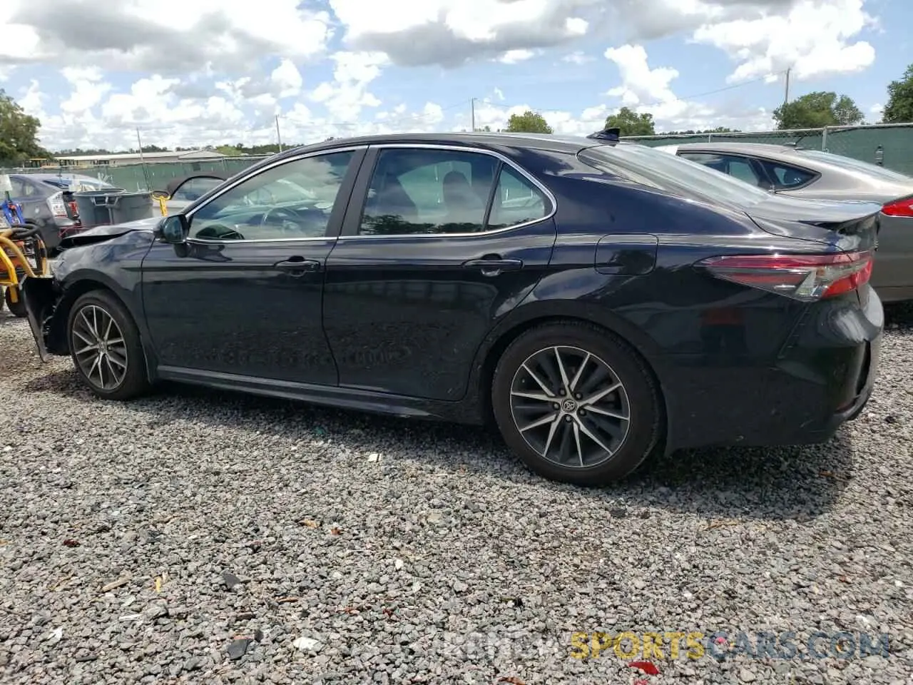 2 fotografías del automóvil dañado 4T1G11AK6PU144927 TOYOTA CAMRY 2023