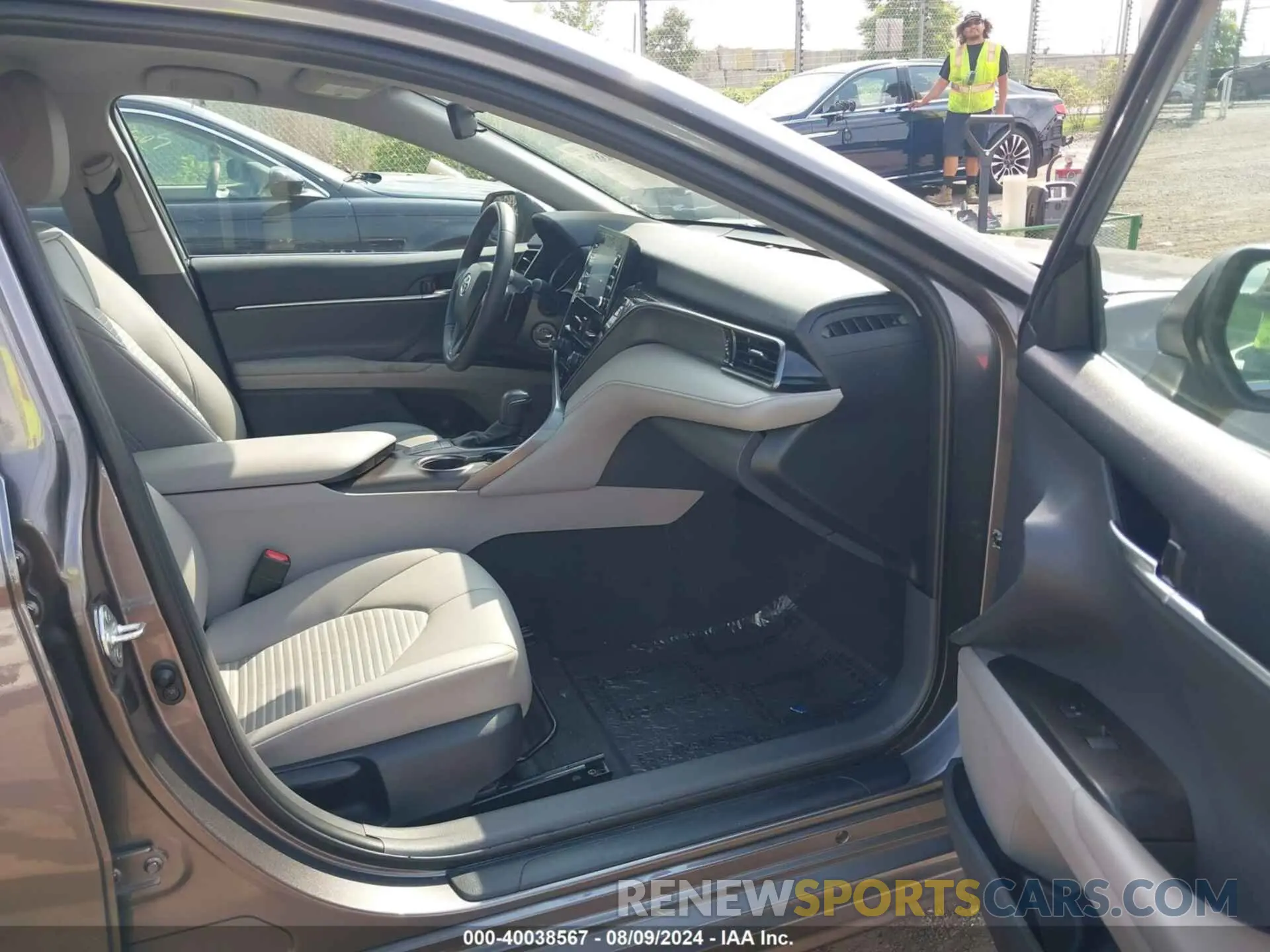 2 fotografías del automóvil dañado 4T1G11AK6PU745674 TOYOTA CAMRY 2023