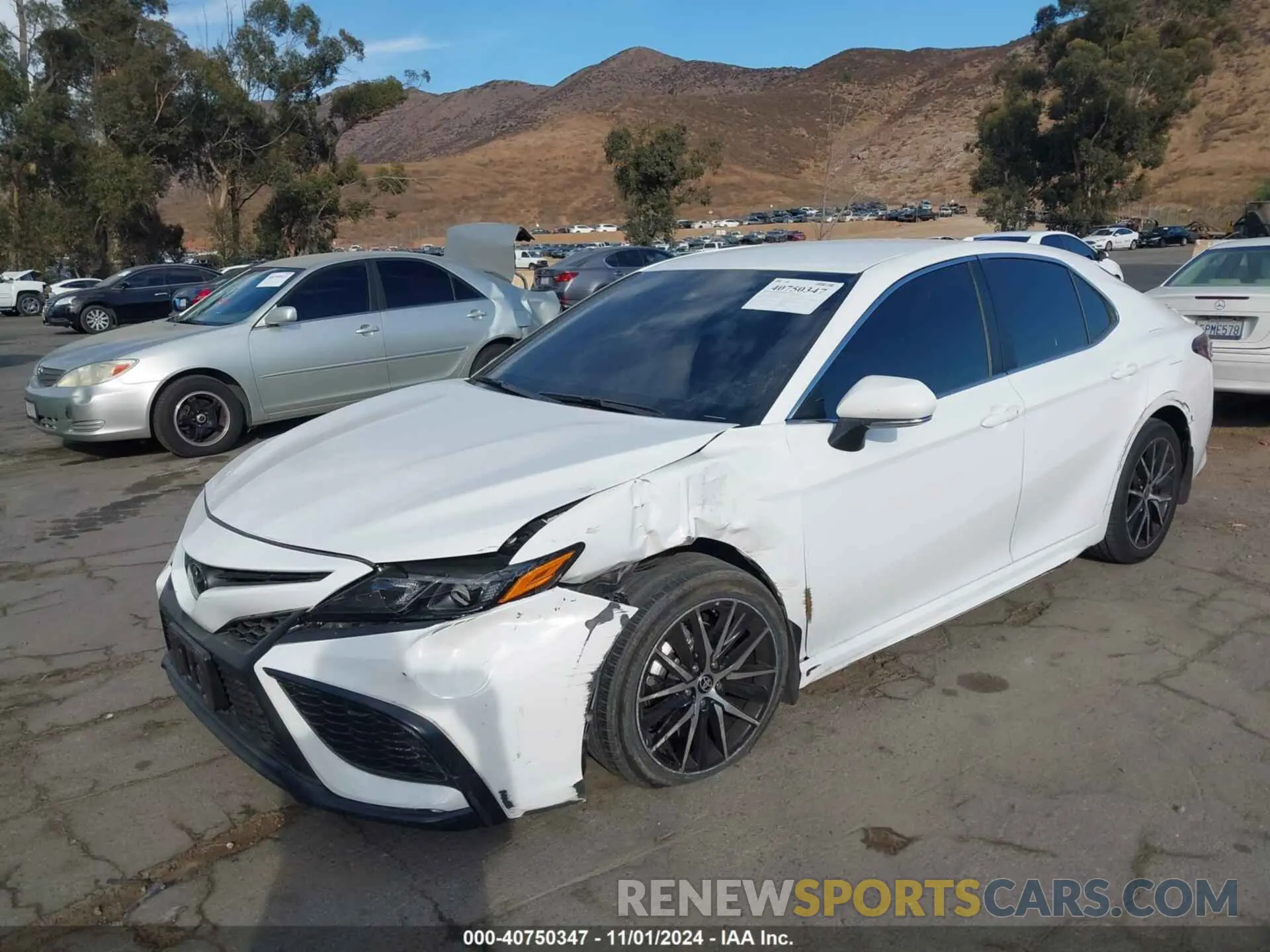 2 fotografías del automóvil dañado 4T1G11AK6PU795216 TOYOTA CAMRY 2023