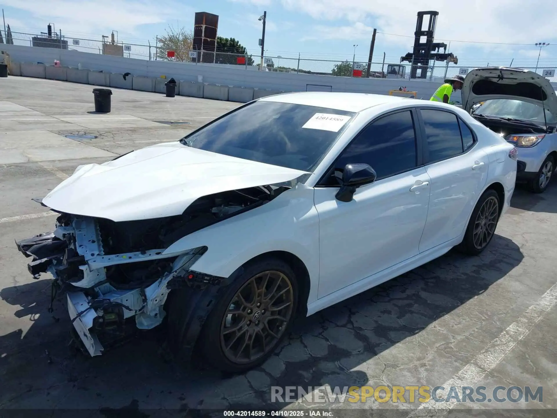 2 fotografías del automóvil dañado 4T1G11AK7PU134603 TOYOTA CAMRY 2023