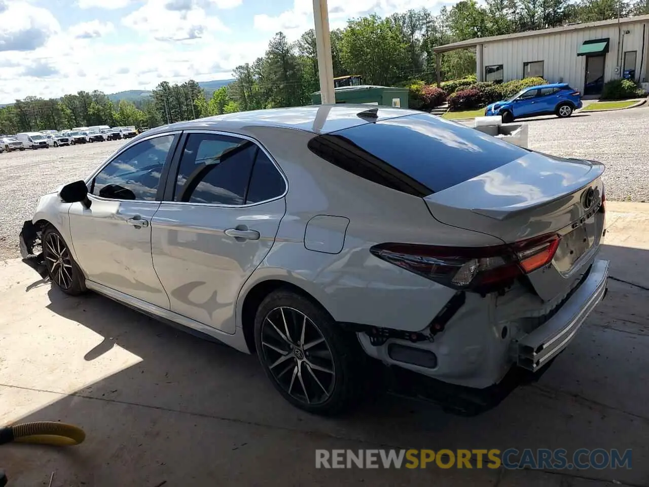 2 fotografías del automóvil dañado 4T1G11AK7PU155550 TOYOTA CAMRY 2023