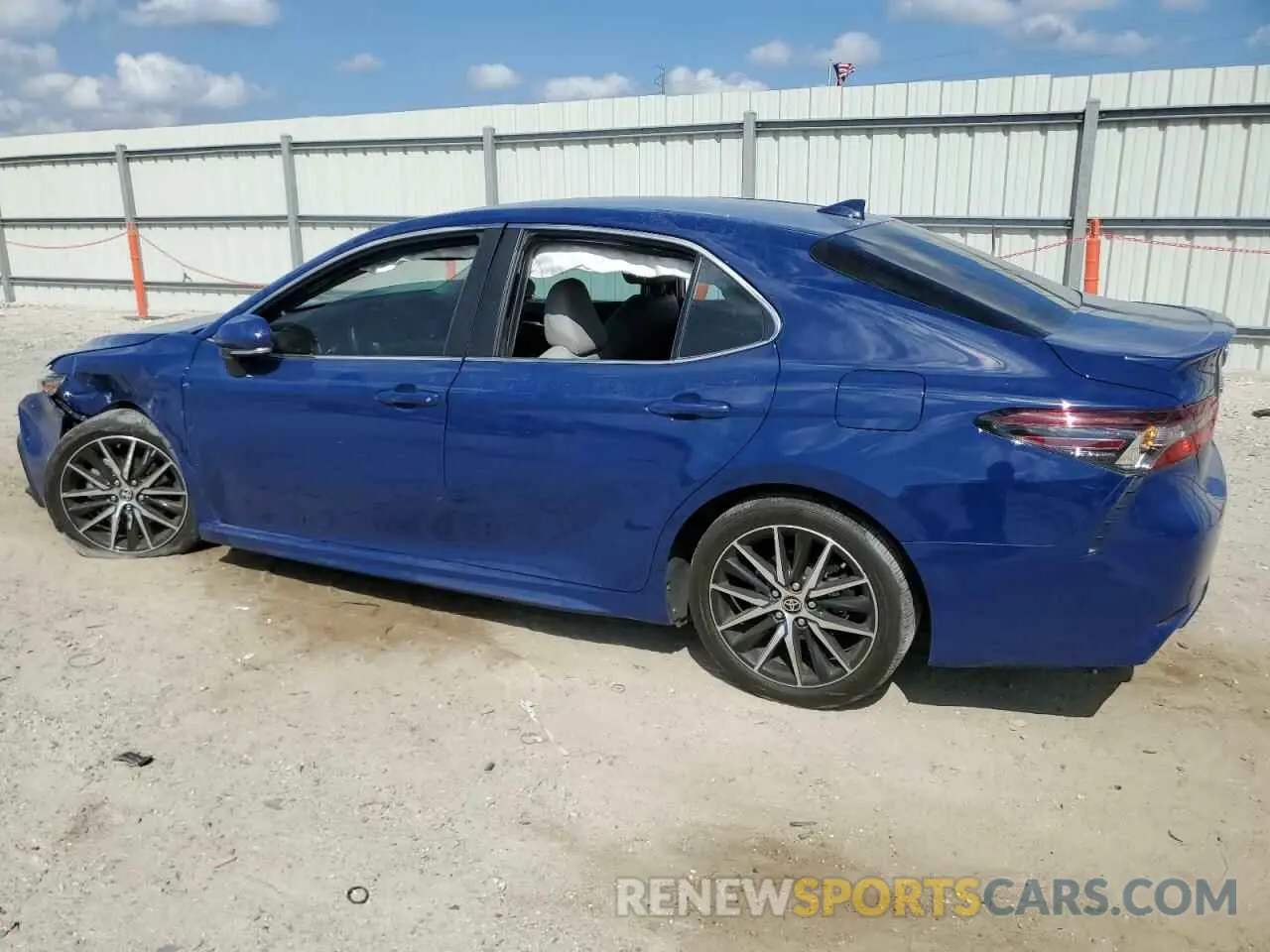 2 fotografías del automóvil dañado 4T1G11AK7PU173983 TOYOTA CAMRY 2023