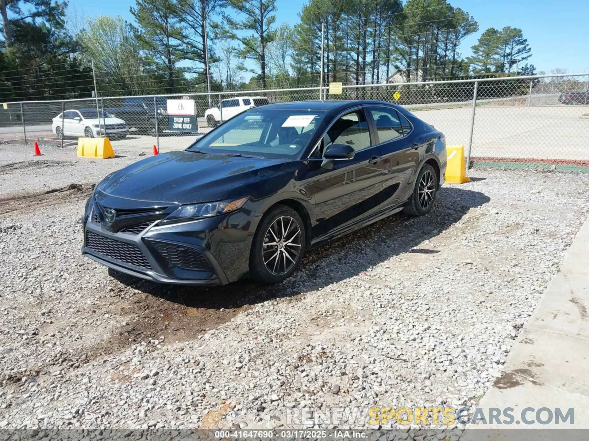2 fotografías del automóvil dañado 4T1G11AK7PU746798 TOYOTA CAMRY 2023