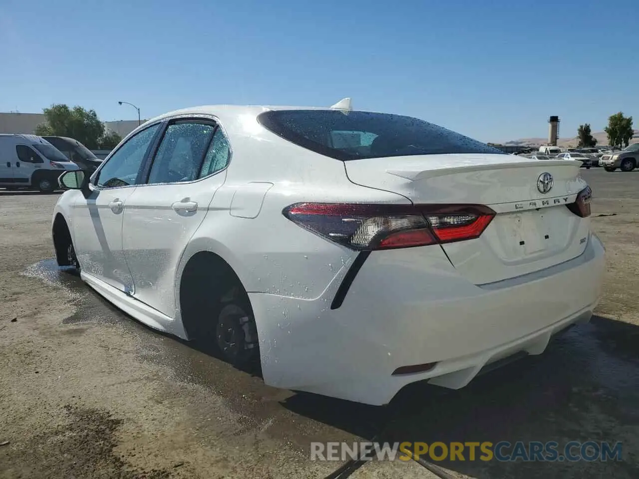 2 fotografías del automóvil dañado 4T1G11AK7PU815389 TOYOTA CAMRY 2023
