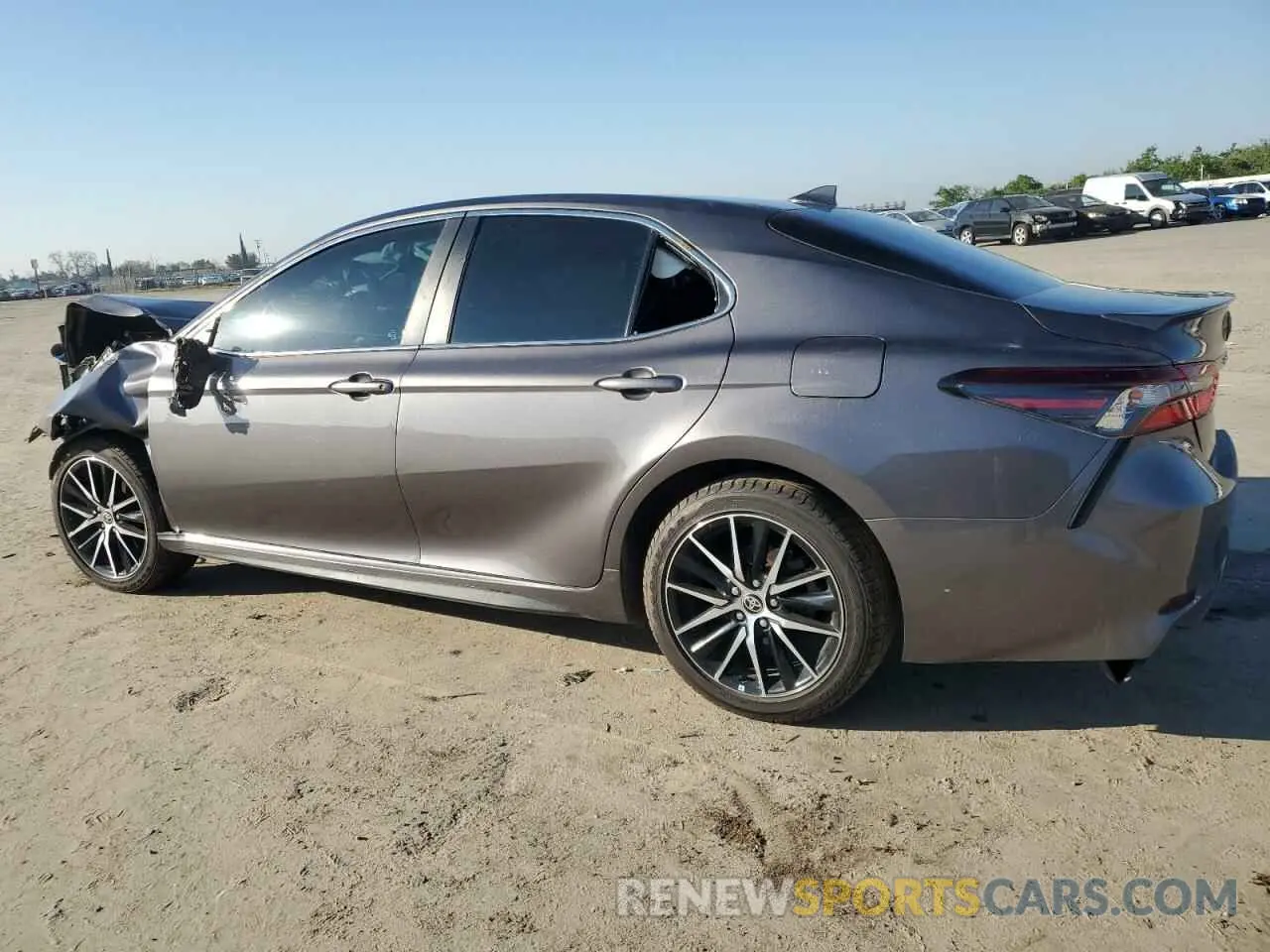 2 fotografías del automóvil dañado 4T1G11AK8PU732604 TOYOTA CAMRY 2023