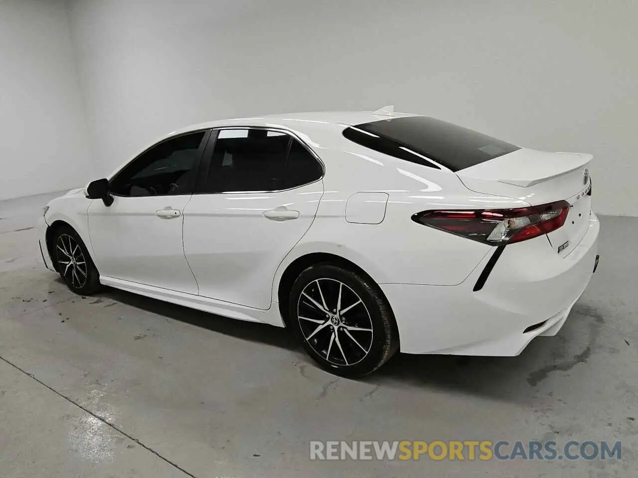2 fotografías del automóvil dañado 4T1G11AK8PU787618 TOYOTA CAMRY 2023