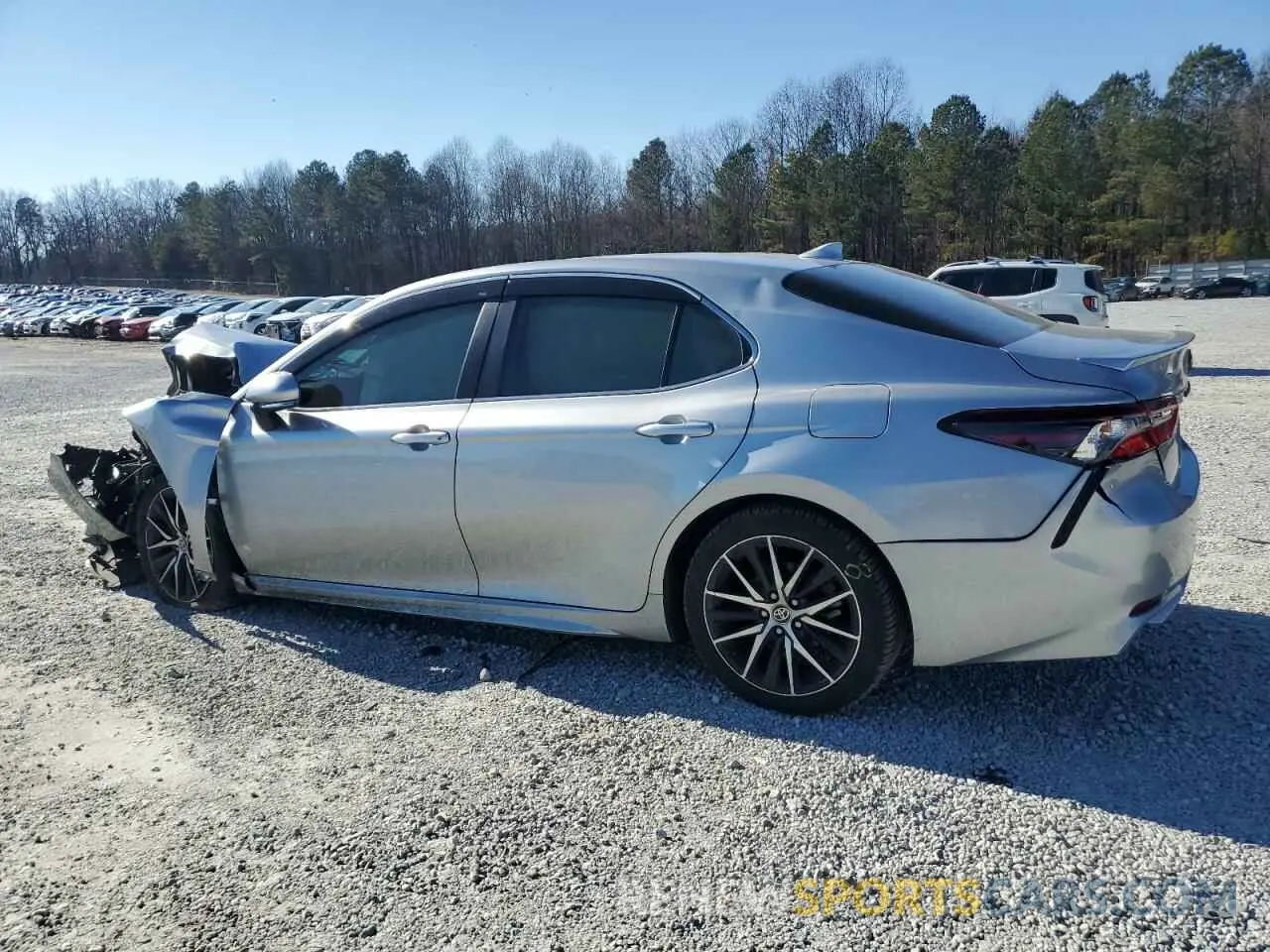 2 fotografías del automóvil dañado 4T1G11AK8PU827762 TOYOTA CAMRY 2023