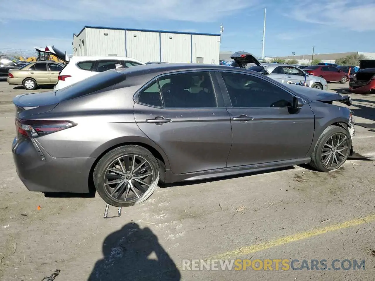 3 fotografías del automóvil dañado 4T1G11AK9PU079846 TOYOTA CAMRY 2023