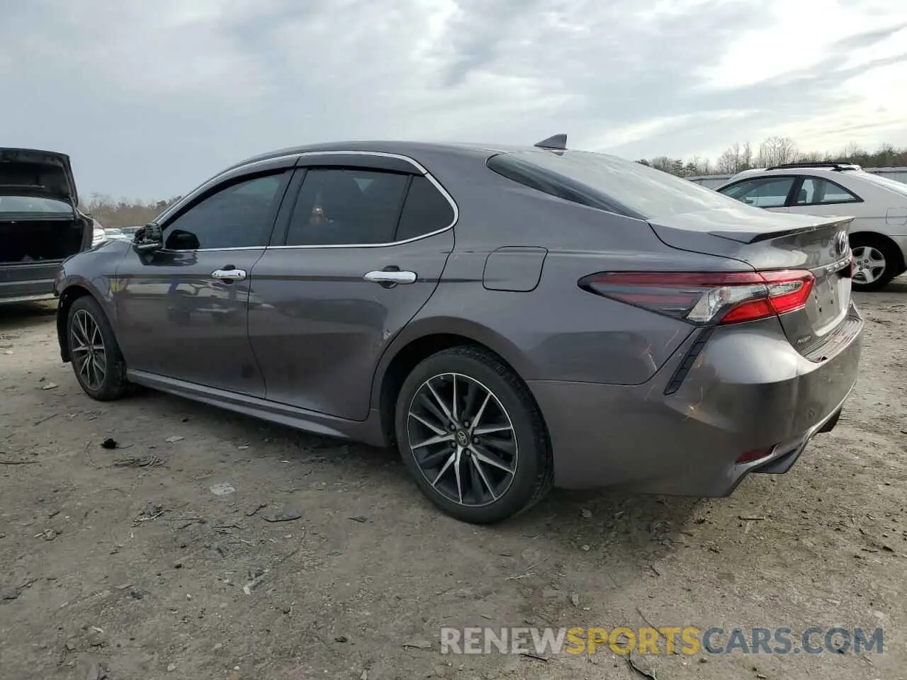 2 fotografías del automóvil dañado 4T1G11AK9PU733356 TOYOTA CAMRY 2023