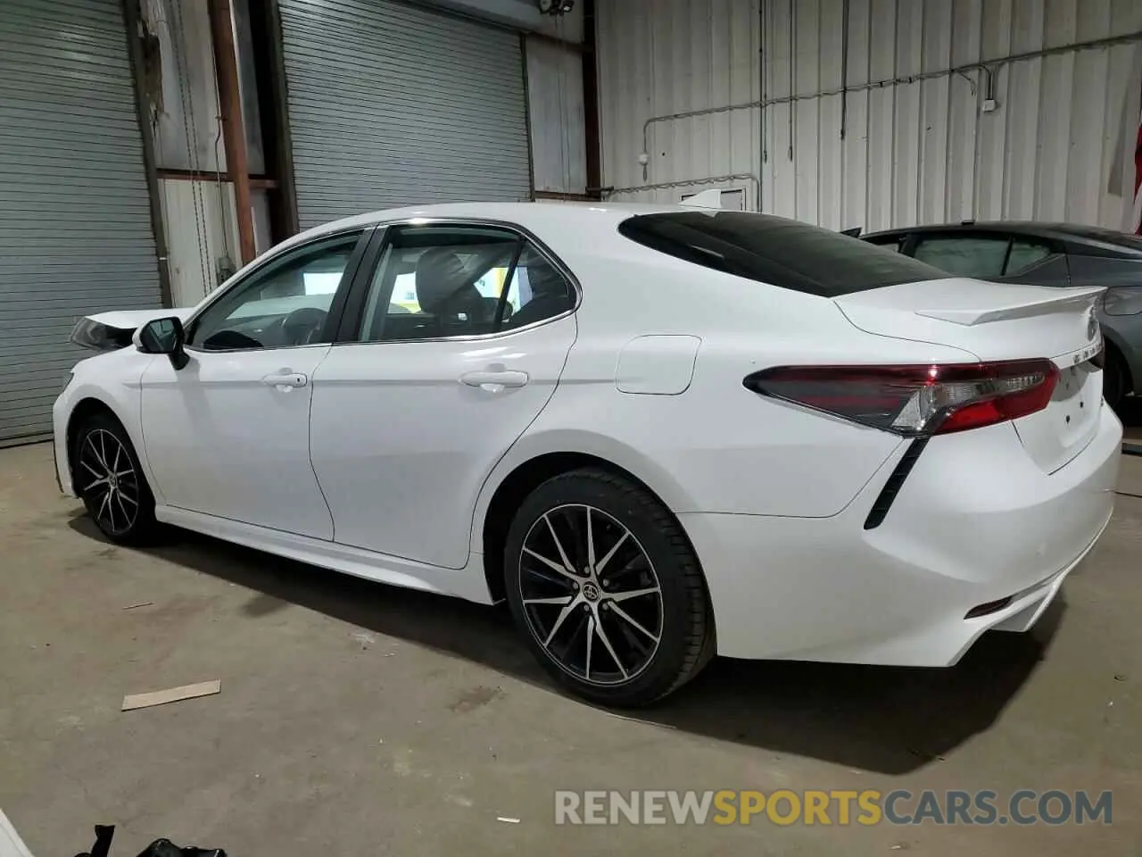 2 fotografías del automóvil dañado 4T1G11AK9PU738282 TOYOTA CAMRY 2023