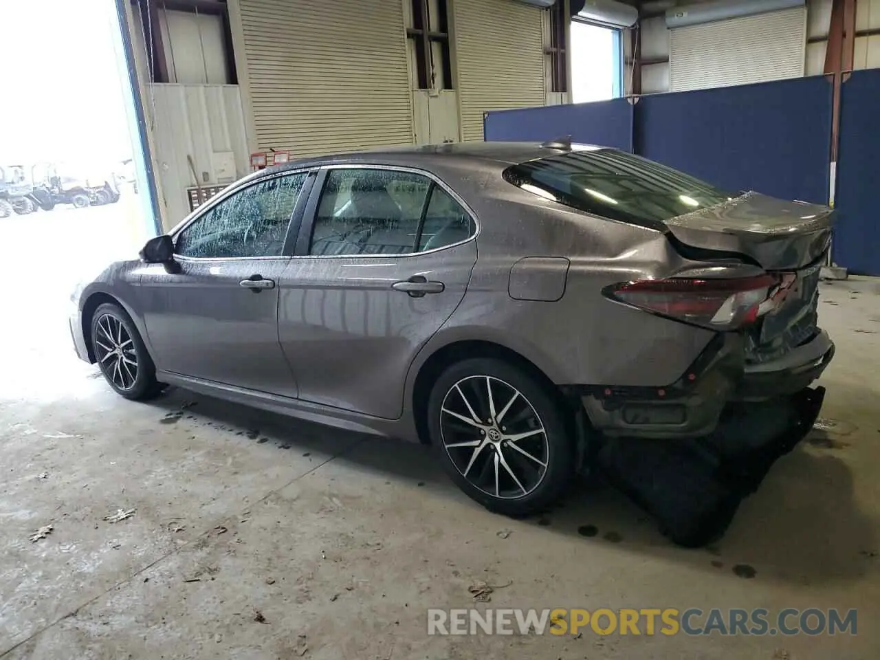 2 fotografías del automóvil dañado 4T1G11AK9PU800537 TOYOTA CAMRY 2023