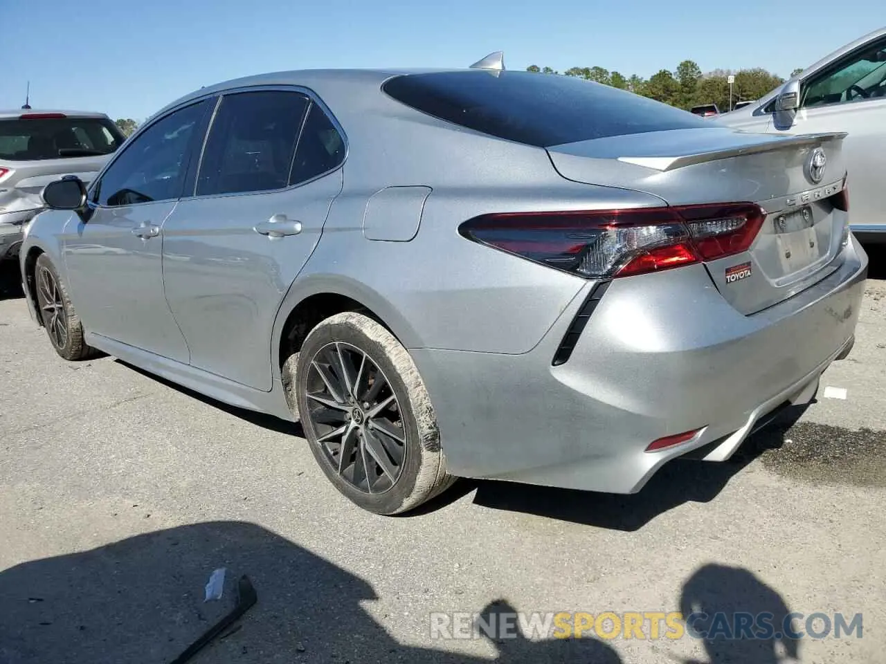 2 fotografías del automóvil dañado 4T1G11AK9PU811022 TOYOTA CAMRY 2023