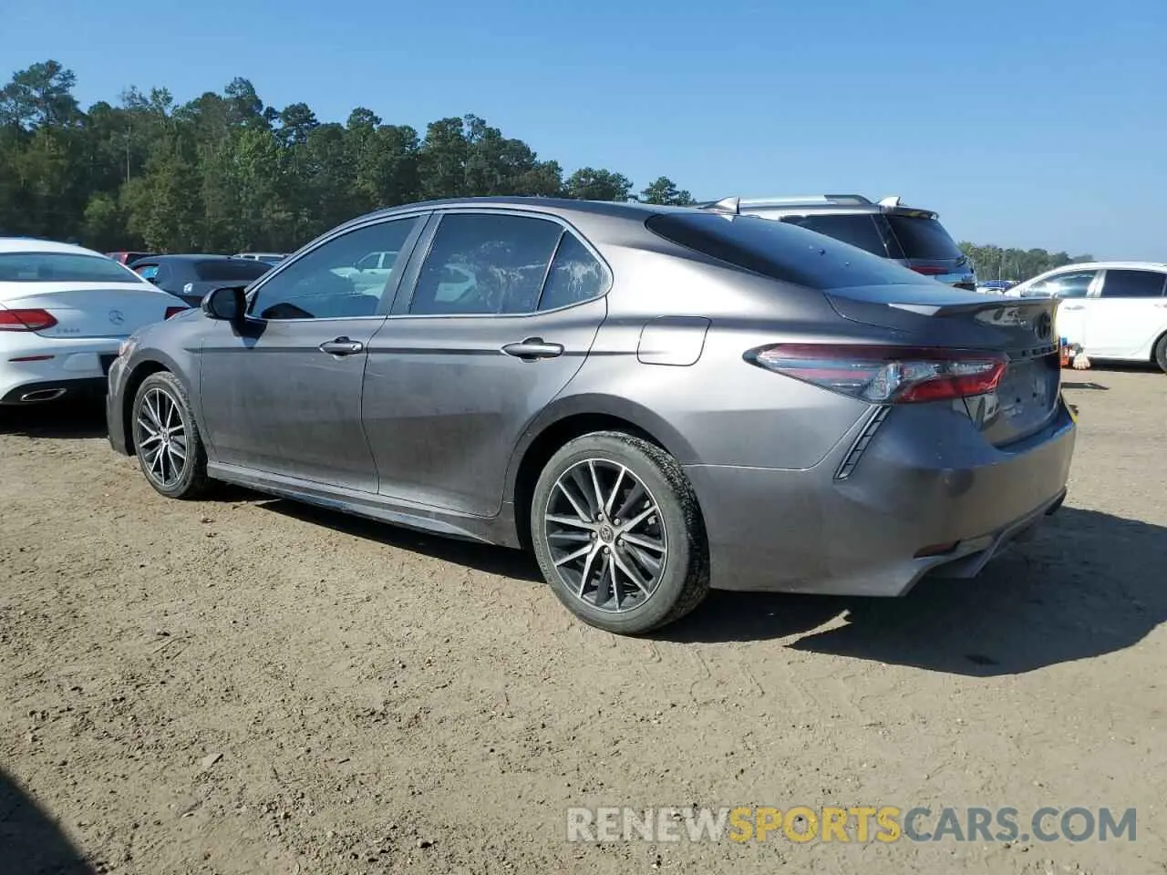 2 fotografías del automóvil dañado 4T1G11AK9PU811277 TOYOTA CAMRY 2023