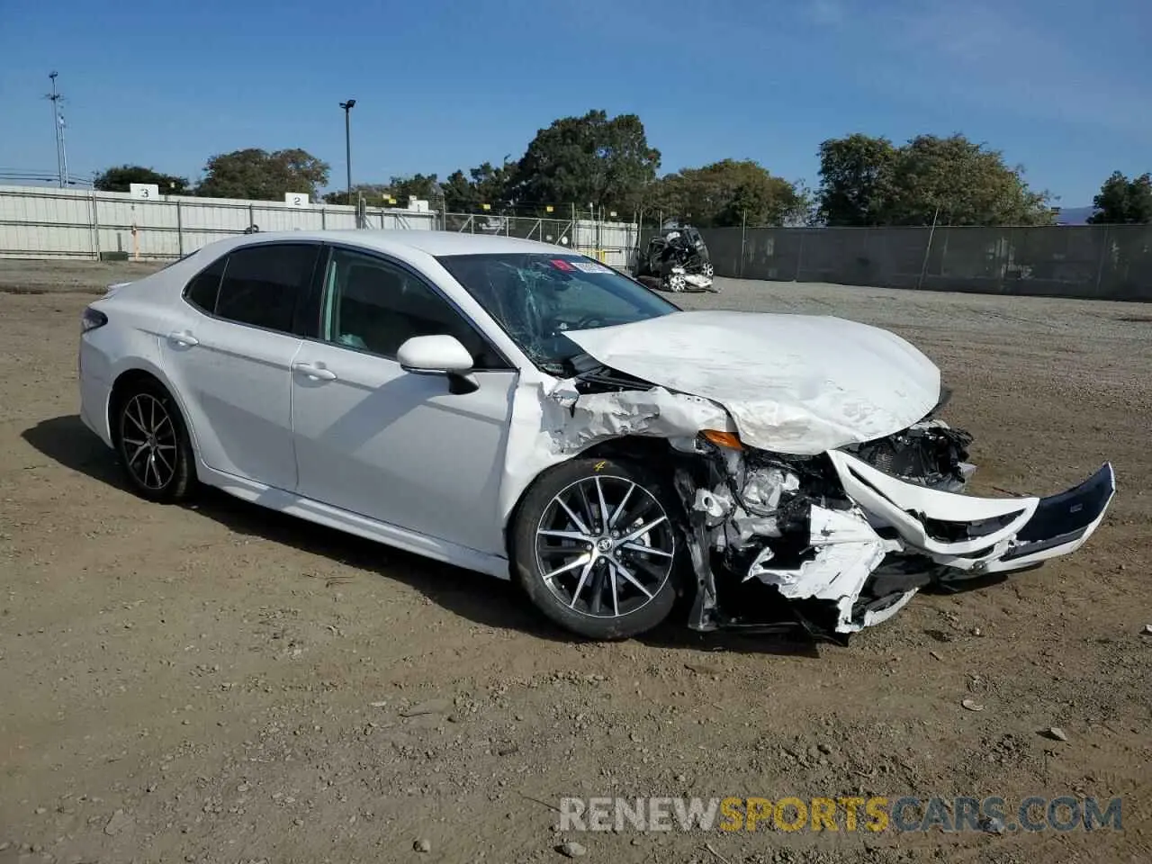 4 fotografías del automóvil dañado 4T1G11AK9PU835109 TOYOTA CAMRY 2023