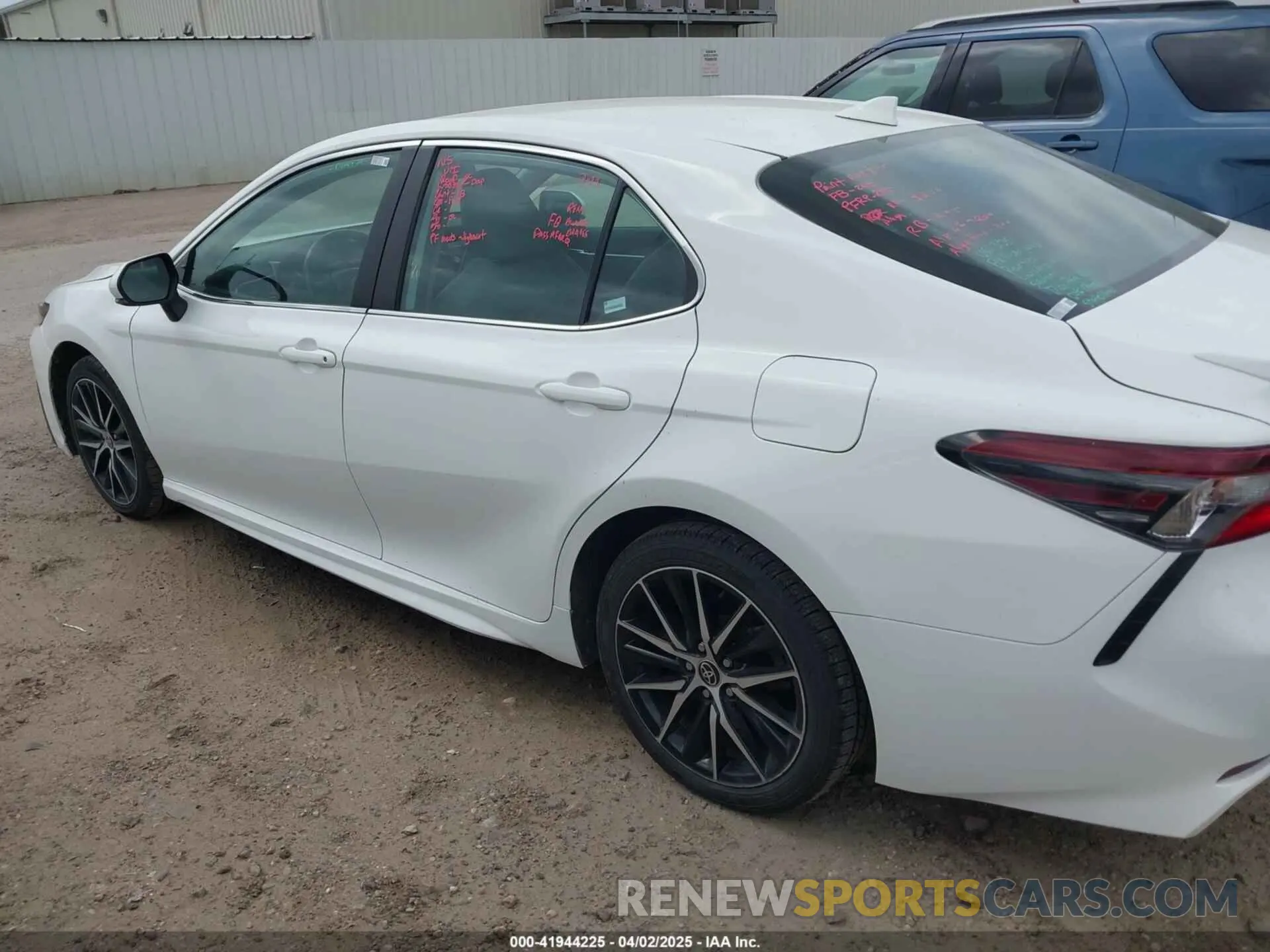 14 fotografías del automóvil dañado 4T1G11AKXPU088961 TOYOTA CAMRY 2023