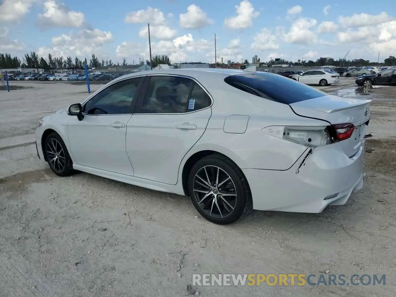 2 fotografías del automóvil dañado 4T1G11AKXPU101840 TOYOTA CAMRY 2023