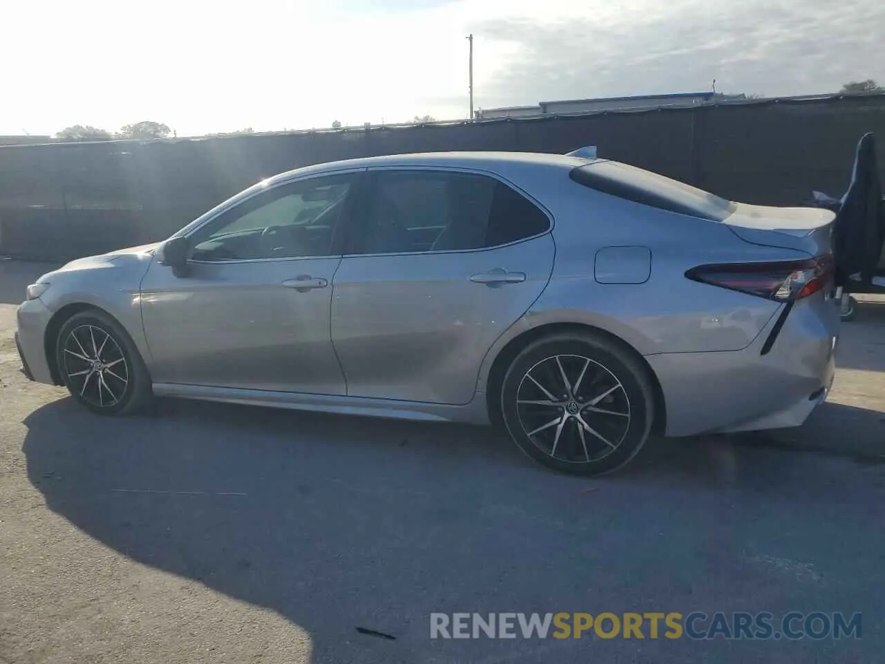 2 fotografías del automóvil dañado 4T1G11AKXPU117908 TOYOTA CAMRY 2023