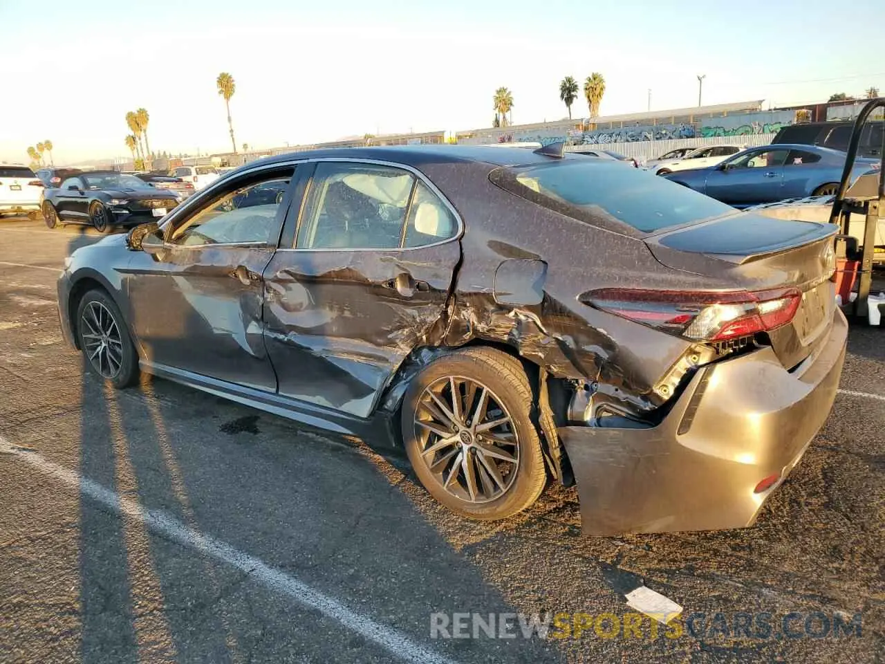 2 fotografías del automóvil dañado 4T1G11AKXPU732751 TOYOTA CAMRY 2023
