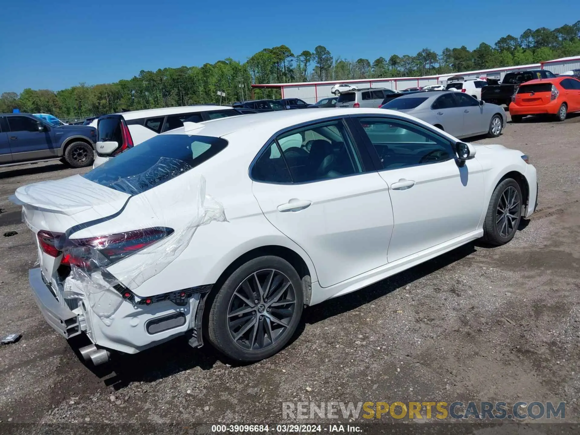 4 fotografías del automóvil dañado 4T1G11AKXPU737321 TOYOTA CAMRY 2023