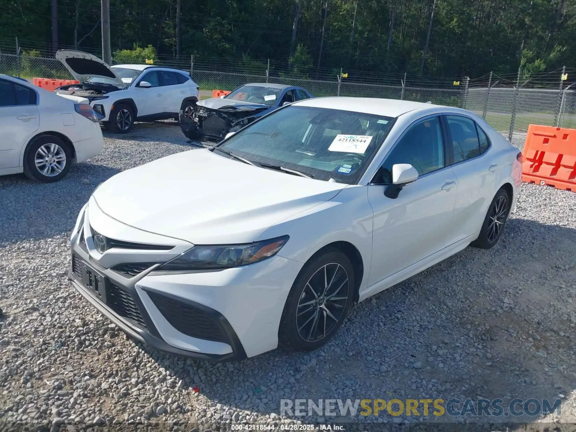 2 fotografías del automóvil dañado 4T1G11AKXPU768990 TOYOTA CAMRY 2023