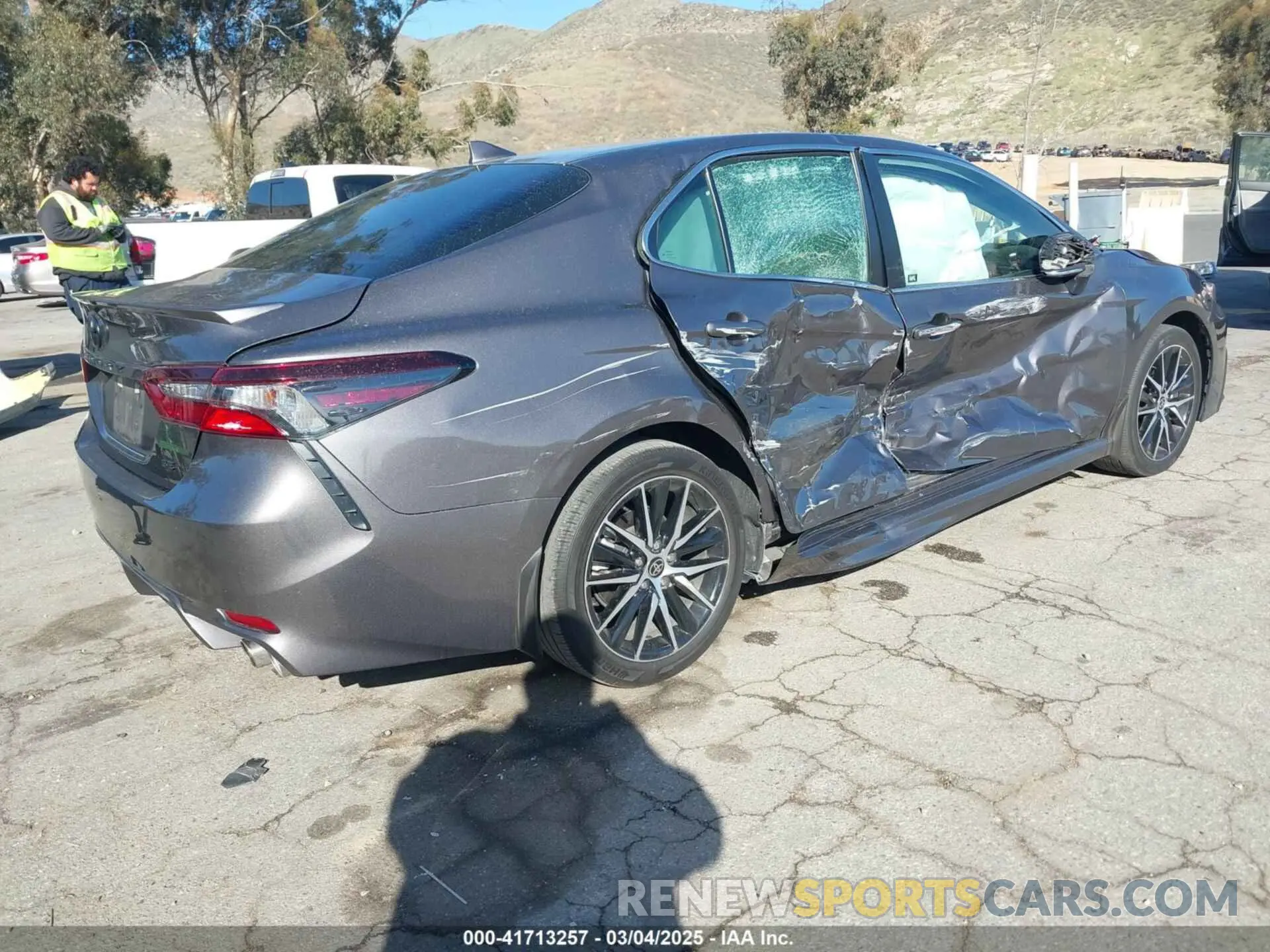 4 fotografías del automóvil dañado 4T1G11AKXPU791069 TOYOTA CAMRY 2023