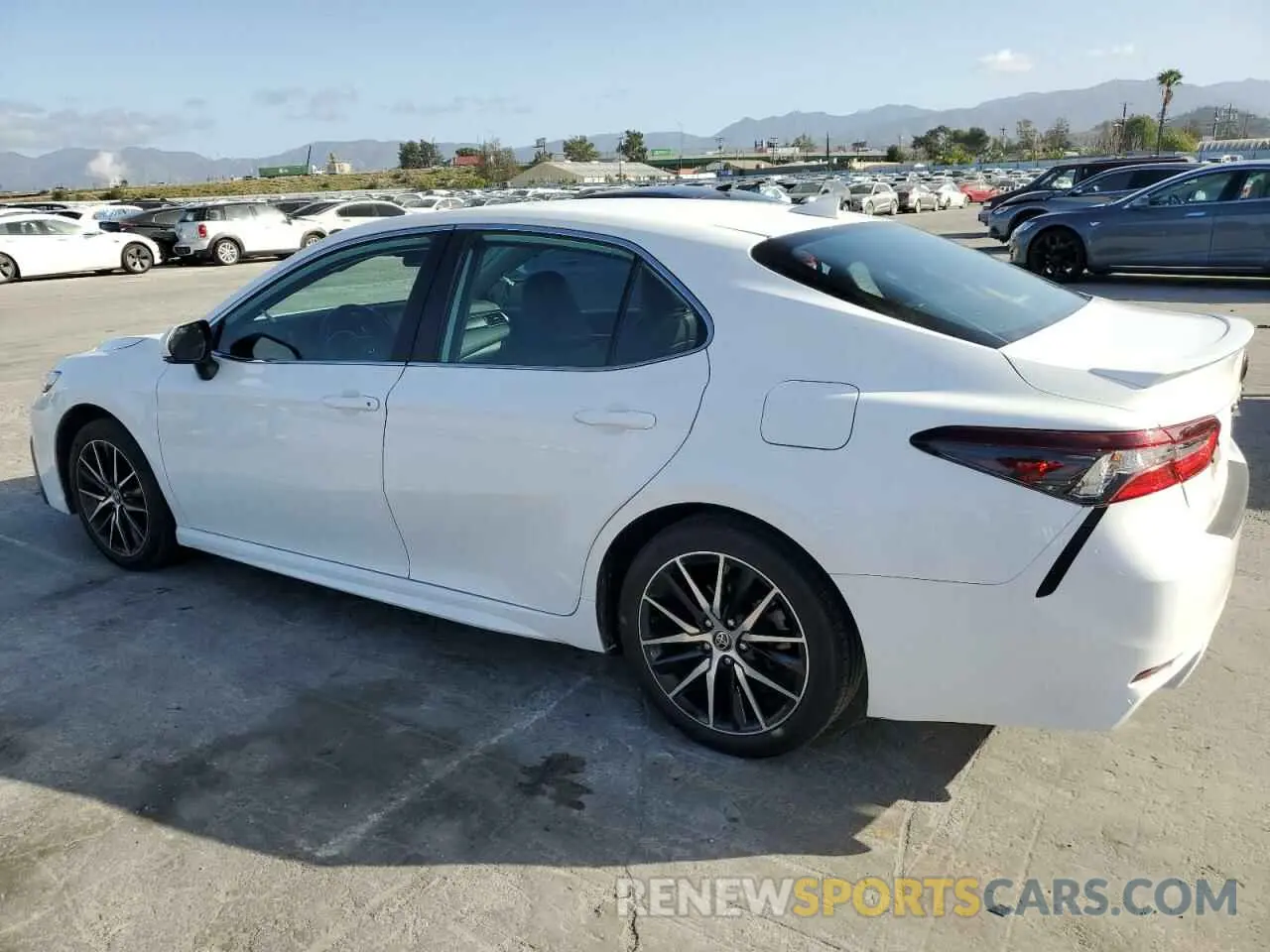 2 fotografías del automóvil dañado 4T1G11AKXPU798894 TOYOTA CAMRY 2023