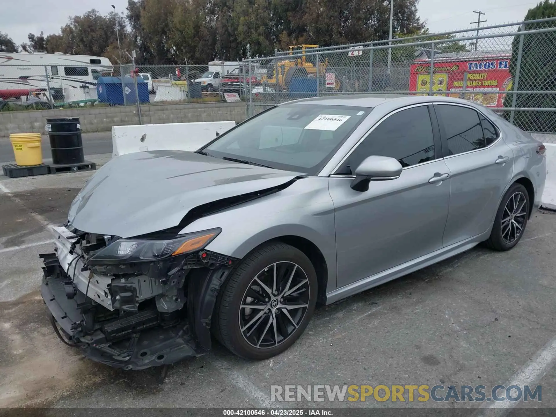 2 fotografías del automóvil dañado 4T1G11AKXPU809876 TOYOTA CAMRY 2023