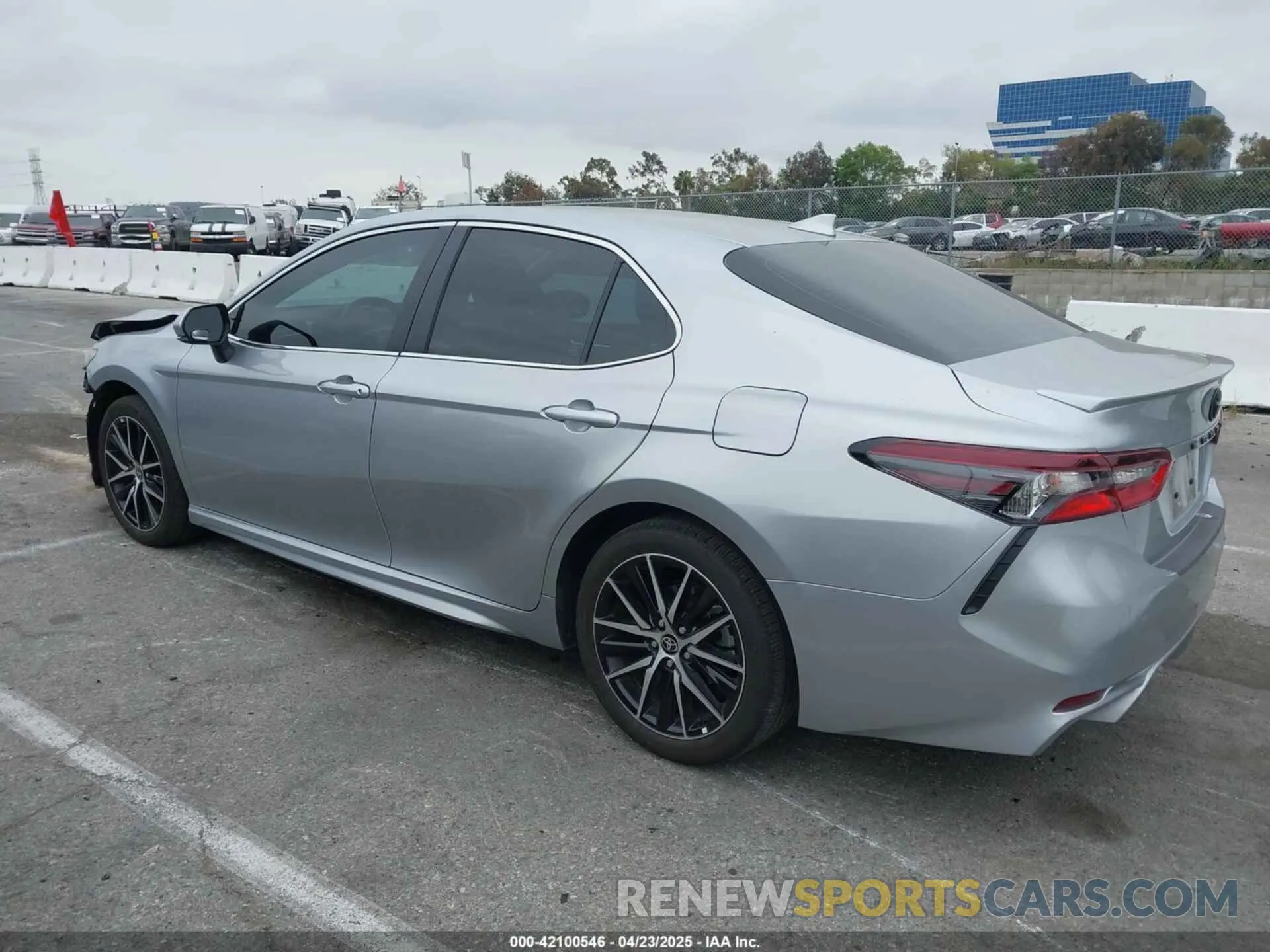 3 fotografías del automóvil dañado 4T1G11AKXPU809876 TOYOTA CAMRY 2023