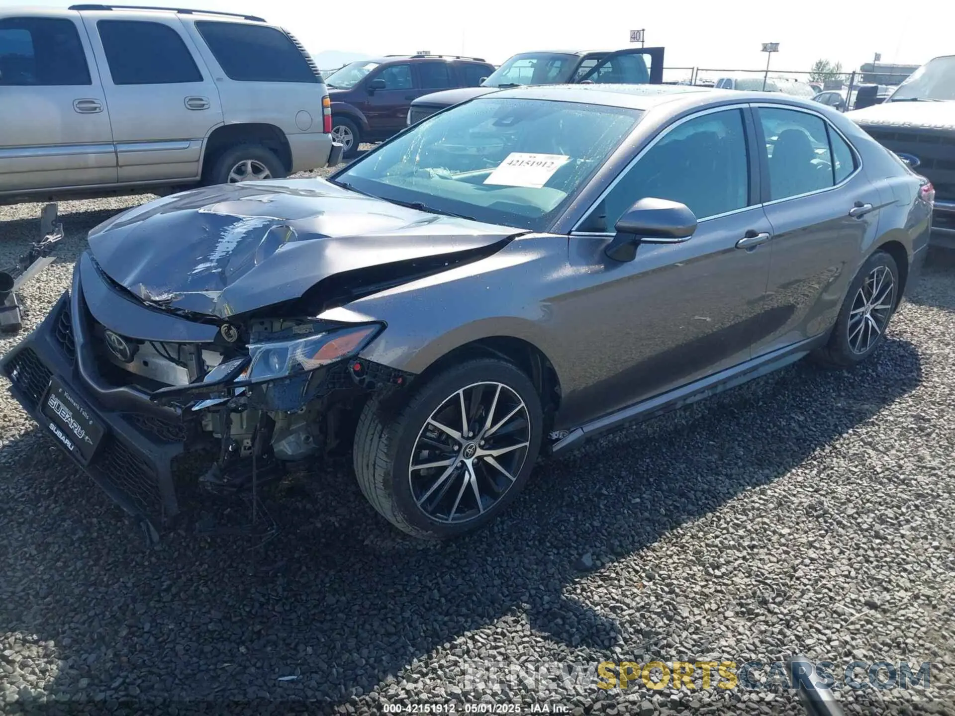 2 fotografías del automóvil dañado 4T1G11BK4PU077050 TOYOTA CAMRY 2023