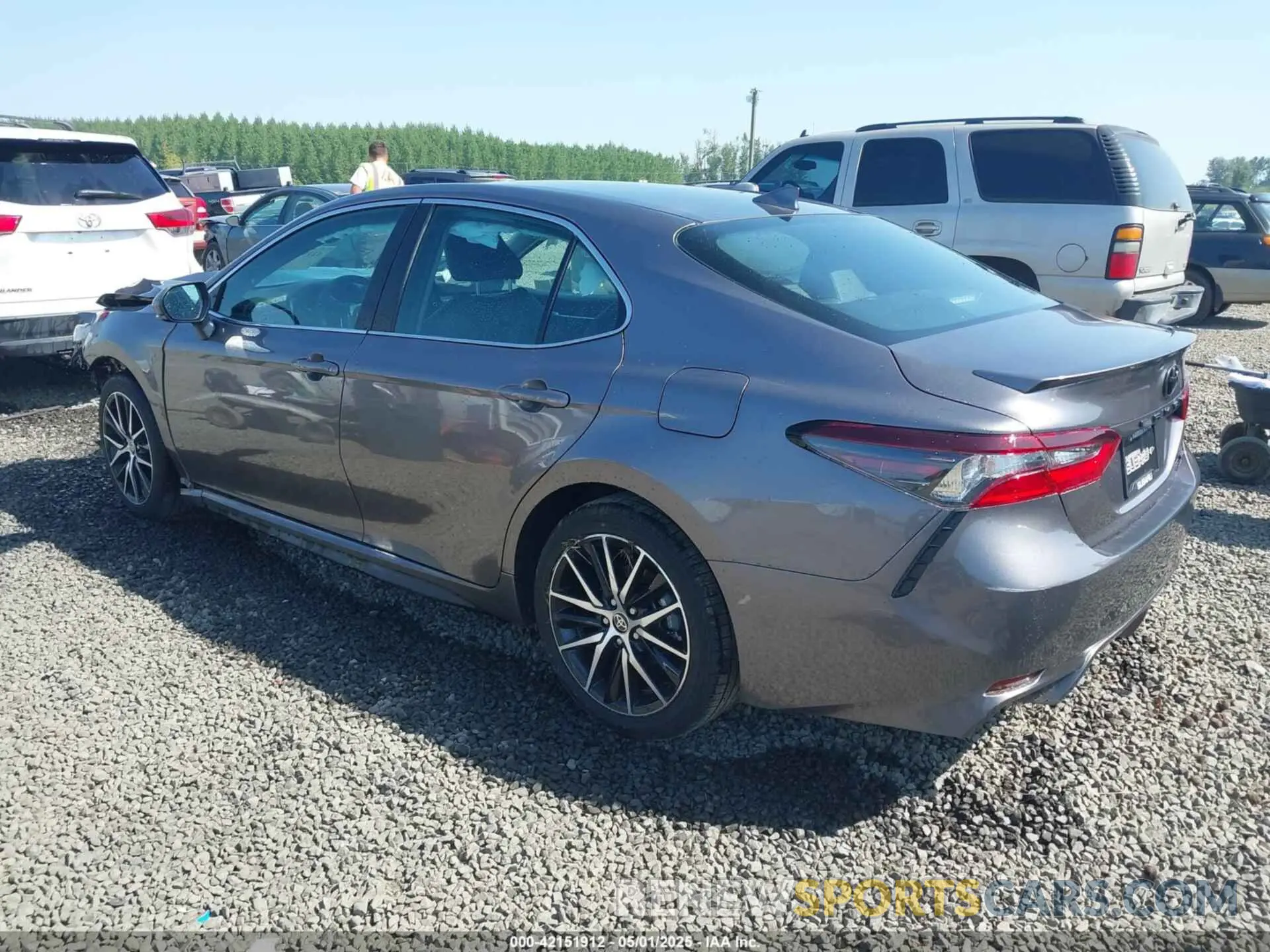 3 fotografías del automóvil dañado 4T1G11BK4PU077050 TOYOTA CAMRY 2023
