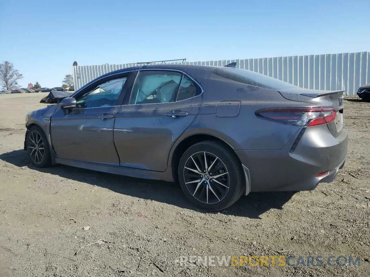 2 fotografías del automóvil dañado 4T1G11BK6PU101834 TOYOTA CAMRY 2023
